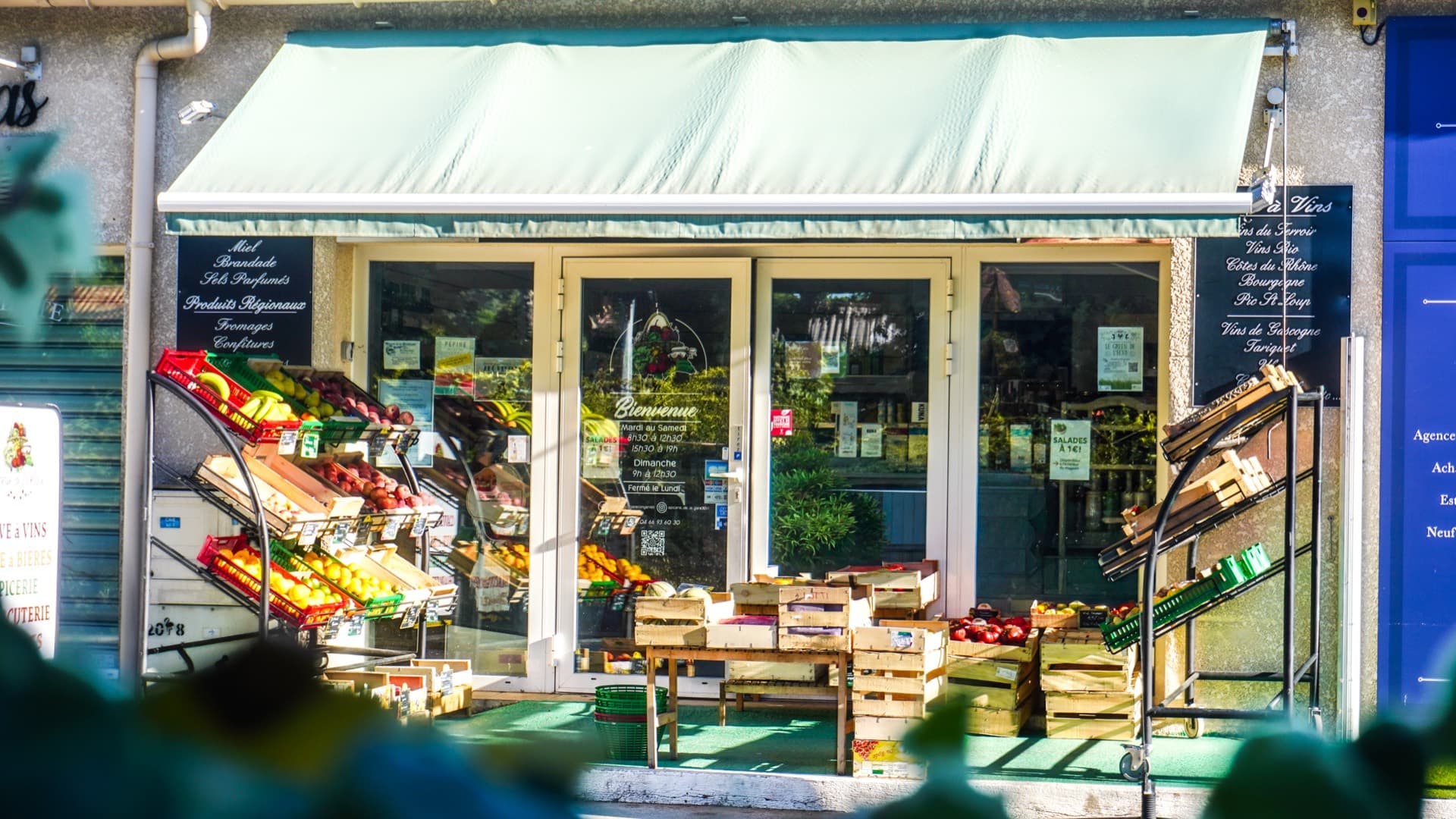 Intérieur de l'Épicerie de la Gare — rayon épicerie fine et vins locaux