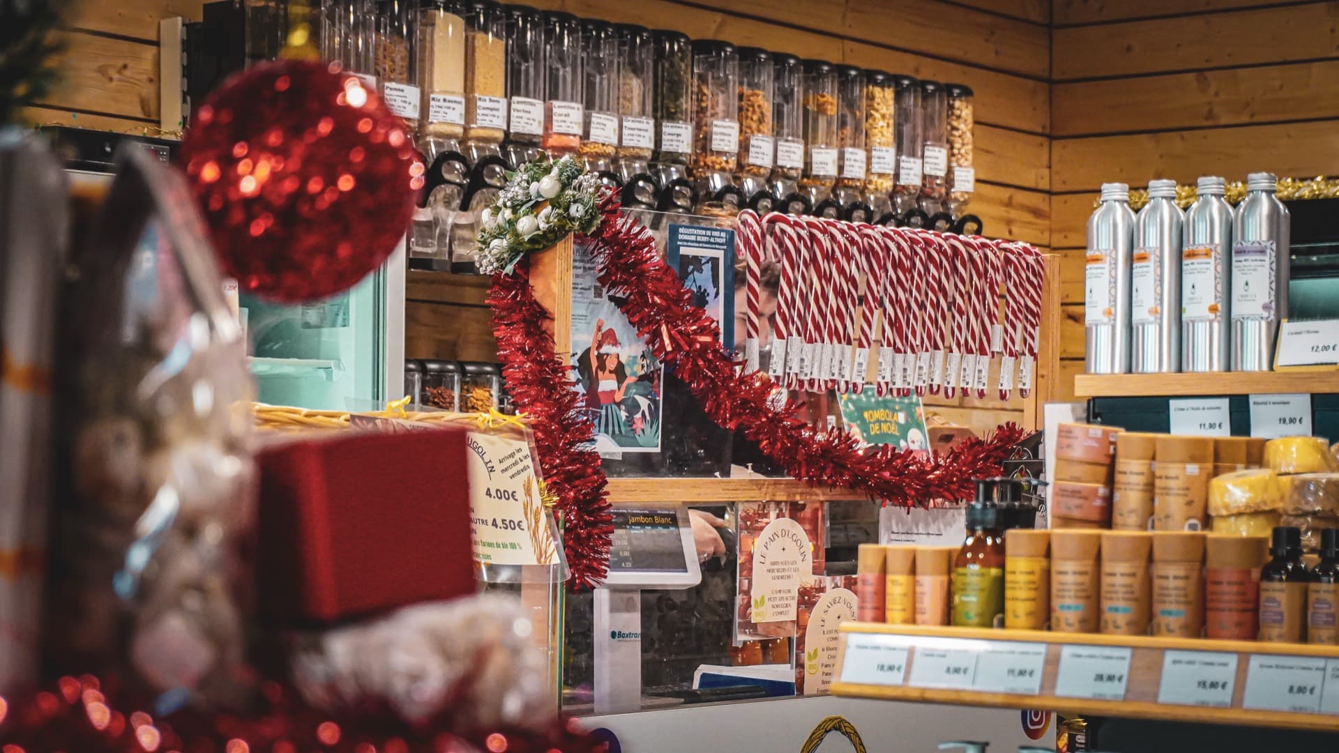 Ambiance Noël Épicerie de la Gare — mise en scène produits terroir