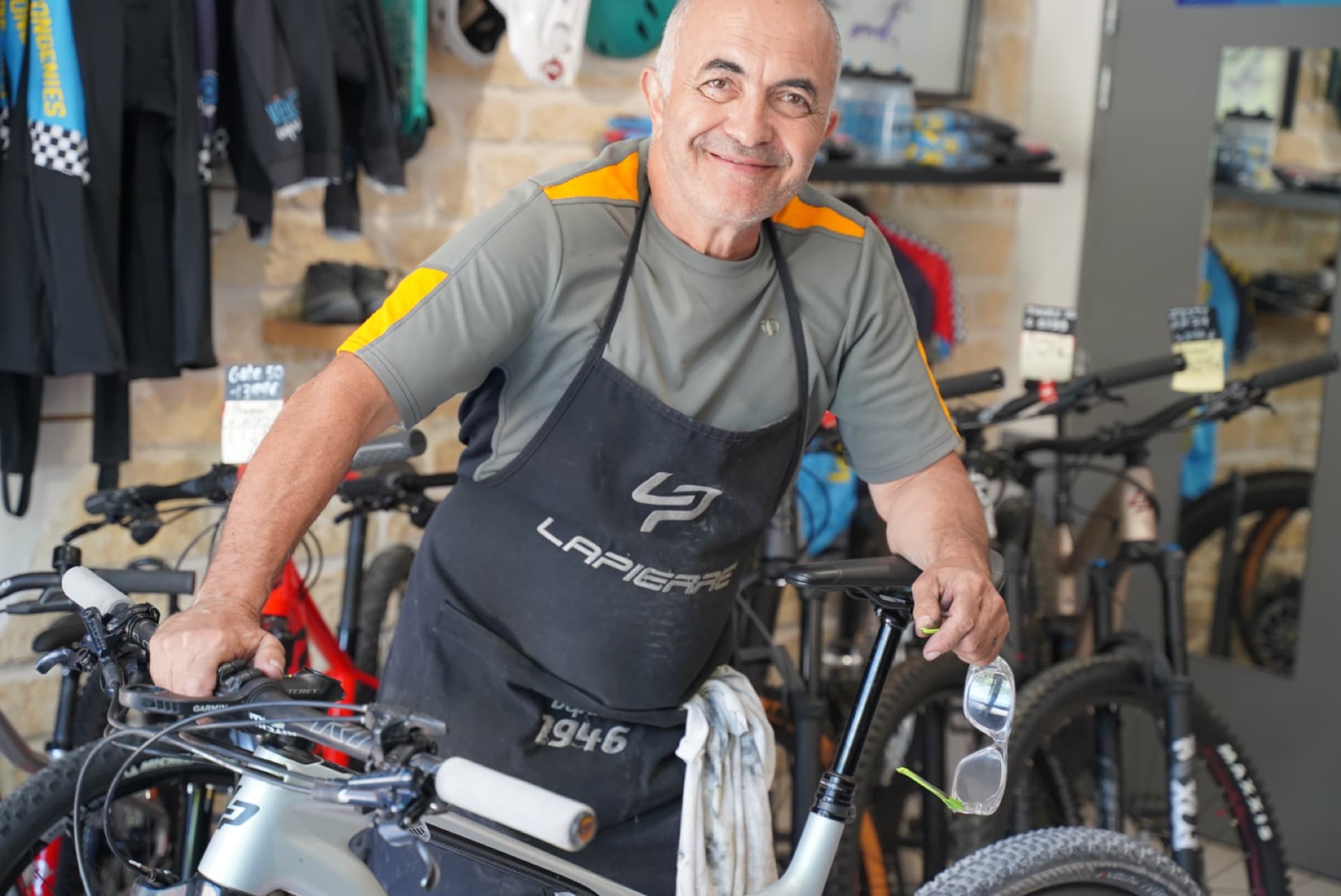 Thierry, vendeur Vélo Expresso — polo vendeur et branding magasin